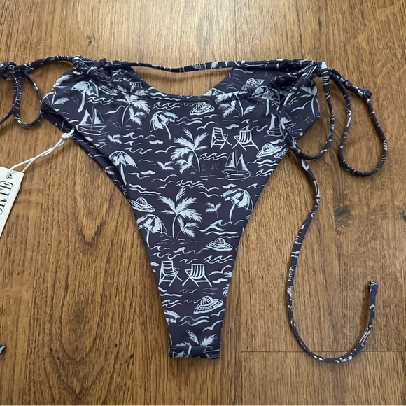 La Porte Blue White print side tie Bikini Bottom size medium sexy beachwear - Picture 3 of 4